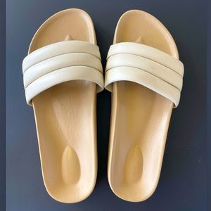 Like new Beatrice Valenzuela classic Shell sandalias.